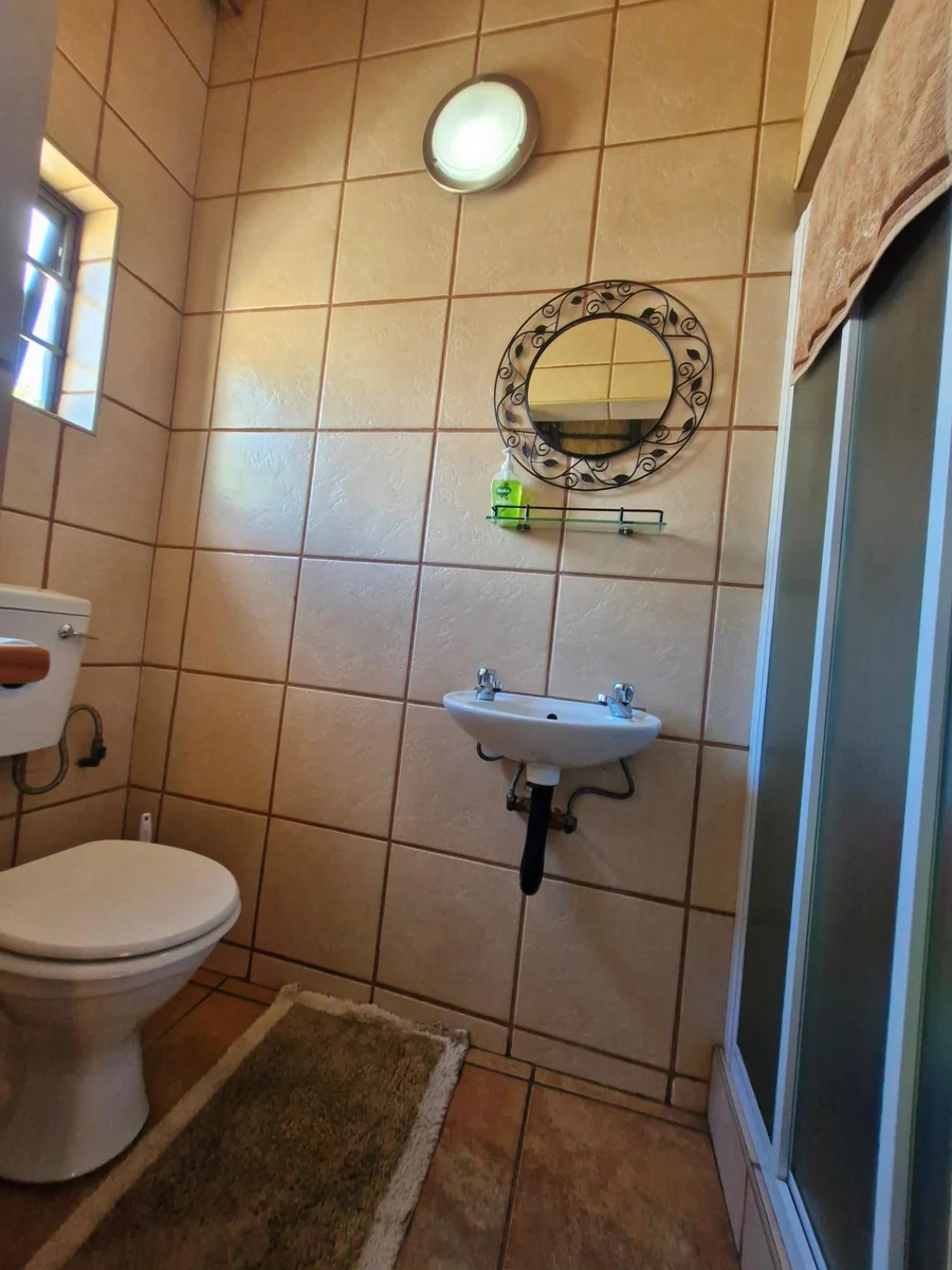 Entertainer's paradise - spacious home with premium features !