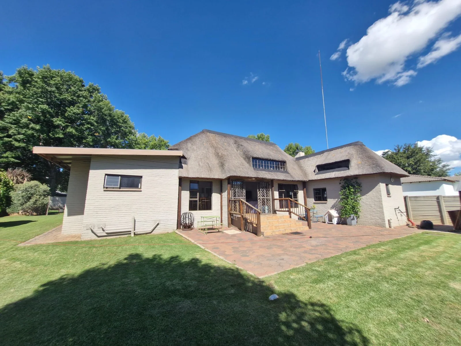 Entertainer's paradise - spacious home with premium features !