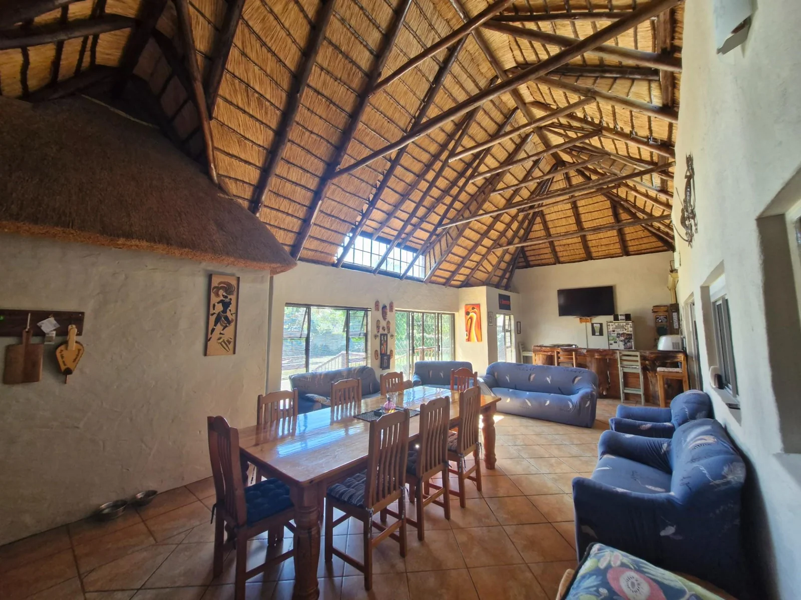 Entertainer's paradise - spacious home with premium features !