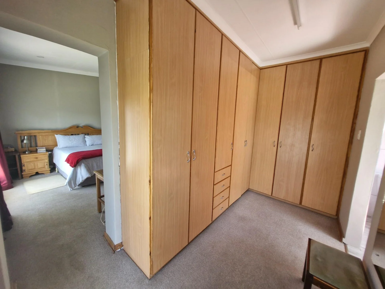 Entertainer's paradise - spacious home with premium features !