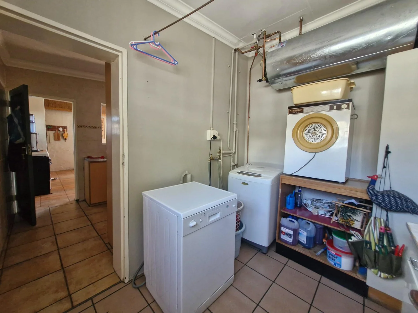 Entertainer's paradise - spacious home with premium features !