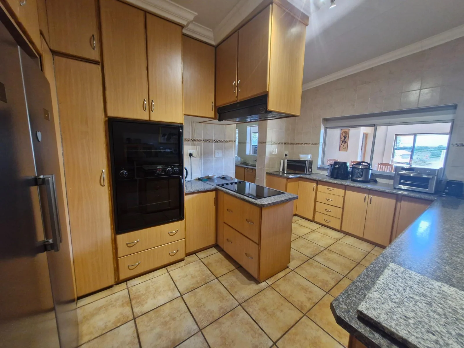 Entertainer's paradise - spacious home with premium features !