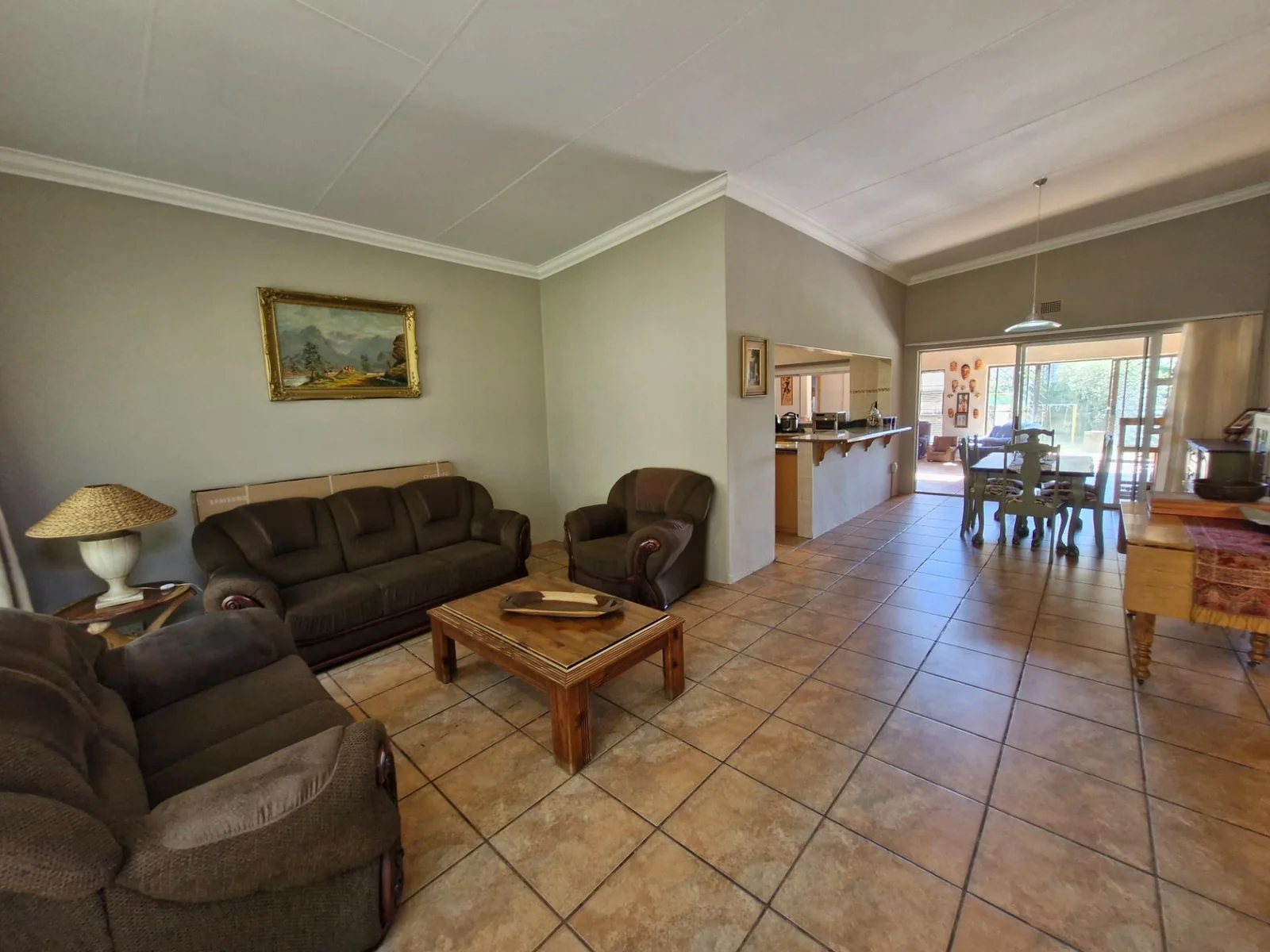 Entertainer's paradise - spacious home with premium features !