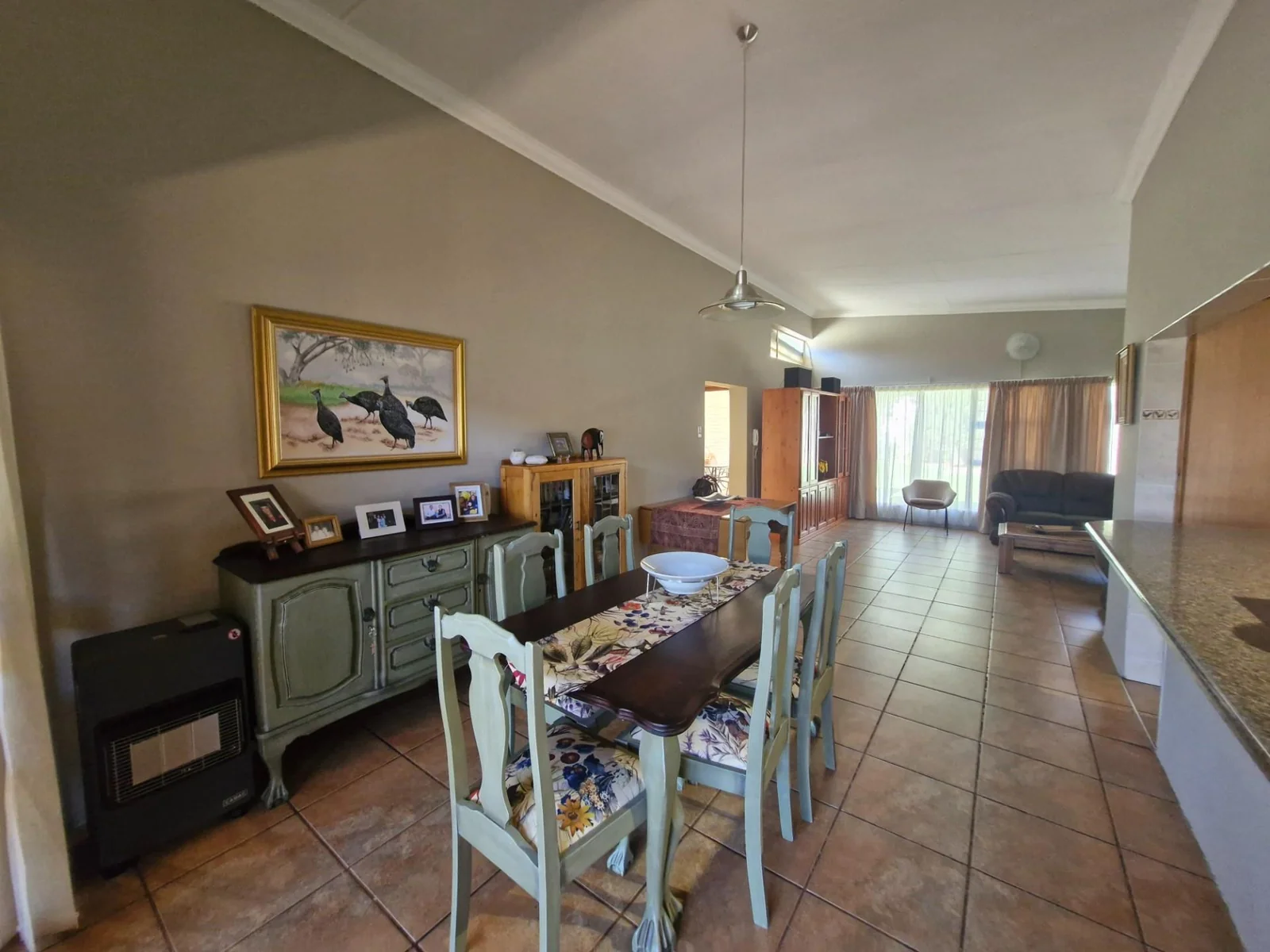 Entertainer's paradise - spacious home with premium features !