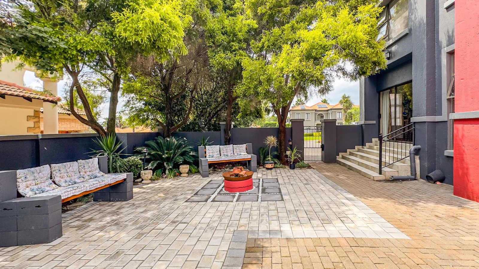 NEAT FAMILY HOME LOCATED IN A QUIET CUL-DE-SAC:   NEAR AN ACCESS GATE <br/>IN MIDSTREAM PROPER, YOU WILL BE AMAZED AT THE SPACE OF THE GARDENS.