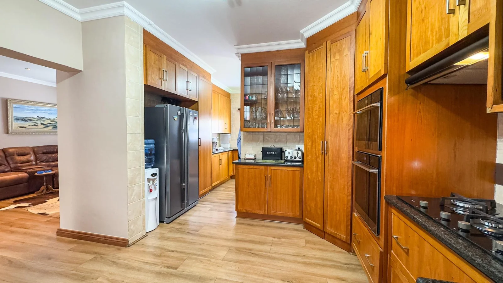 NEAT FAMILY HOME LOCATED IN A QUIET CUL-DE-SAC:   NEAR AN ACCESS GATE <br/>IN MIDSTREAM PROPER, YOU WILL BE AMAZED AT THE SPACE OF THE GARDENS.