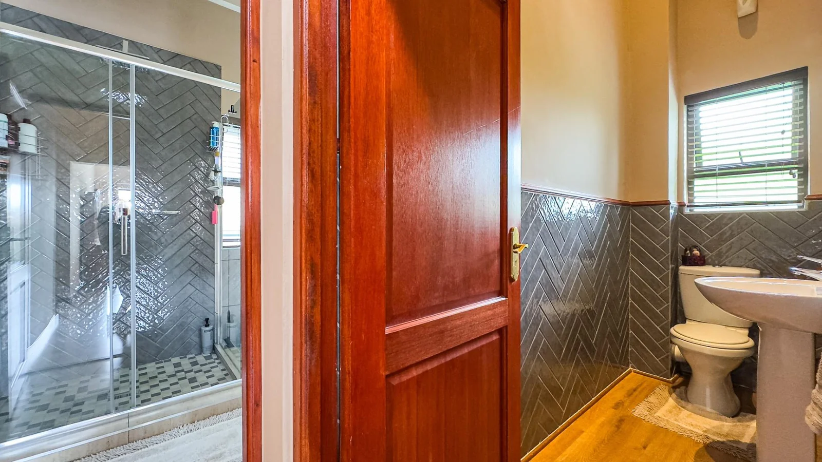 NEAT FAMILY HOME LOCATED IN A QUIET CUL-DE-SAC:   NEAR AN ACCESS GATE <br/>IN MIDSTREAM PROPER, YOU WILL BE AMAZED AT THE SPACE OF THE GARDENS.