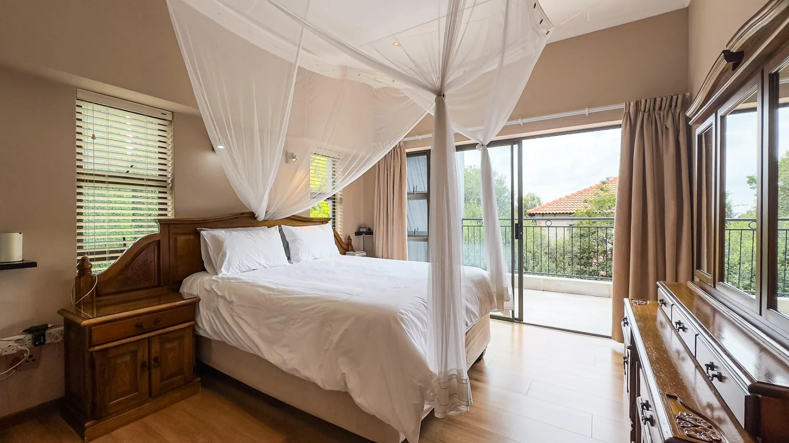 NEAT FAMILY HOME LOCATED IN A QUIET CUL-DE-SAC:   NEAR AN ACCESS GATE <br/>IN MIDSTREAM PROPER, YOU WILL BE AMAZED AT THE SPACE OF THE GARDENS.