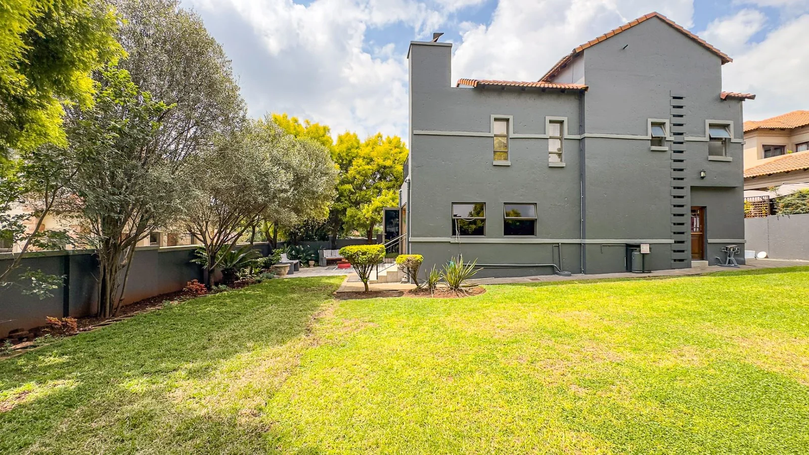 NEAT FAMILY HOME LOCATED IN A QUIET CUL-DE-SAC:   NEAR AN ACCESS GATE <br/>IN MIDSTREAM PROPER, YOU WILL BE AMAZED AT THE SPACE OF THE GARDENS.