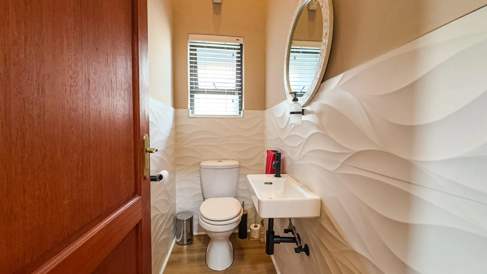 NEAT FAMILY HOME LOCATED IN A QUIET CUL-DE-SAC:   NEAR AN ACCESS GATE <br/>IN MIDSTREAM PROPER, YOU WILL BE AMAZED AT THE SPACE OF THE GARDENS.