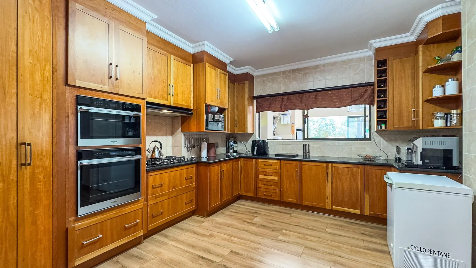 NEAT FAMILY HOME LOCATED IN A QUIET CUL-DE-SAC:   NEAR AN ACCESS GATE <br/>IN MIDSTREAM PROPER, YOU WILL BE AMAZED AT THE SPACE OF THE GARDENS.