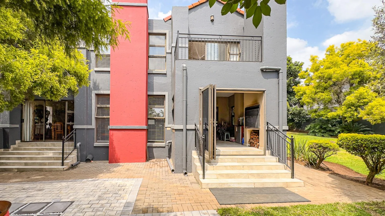 NEAT FAMILY HOME LOCATED IN A QUIET CUL-DE-SAC:   NEAR AN ACCESS GATE <br/>IN MIDSTREAM PROPER, YOU WILL BE AMAZED AT THE SPACE OF THE GARDENS.