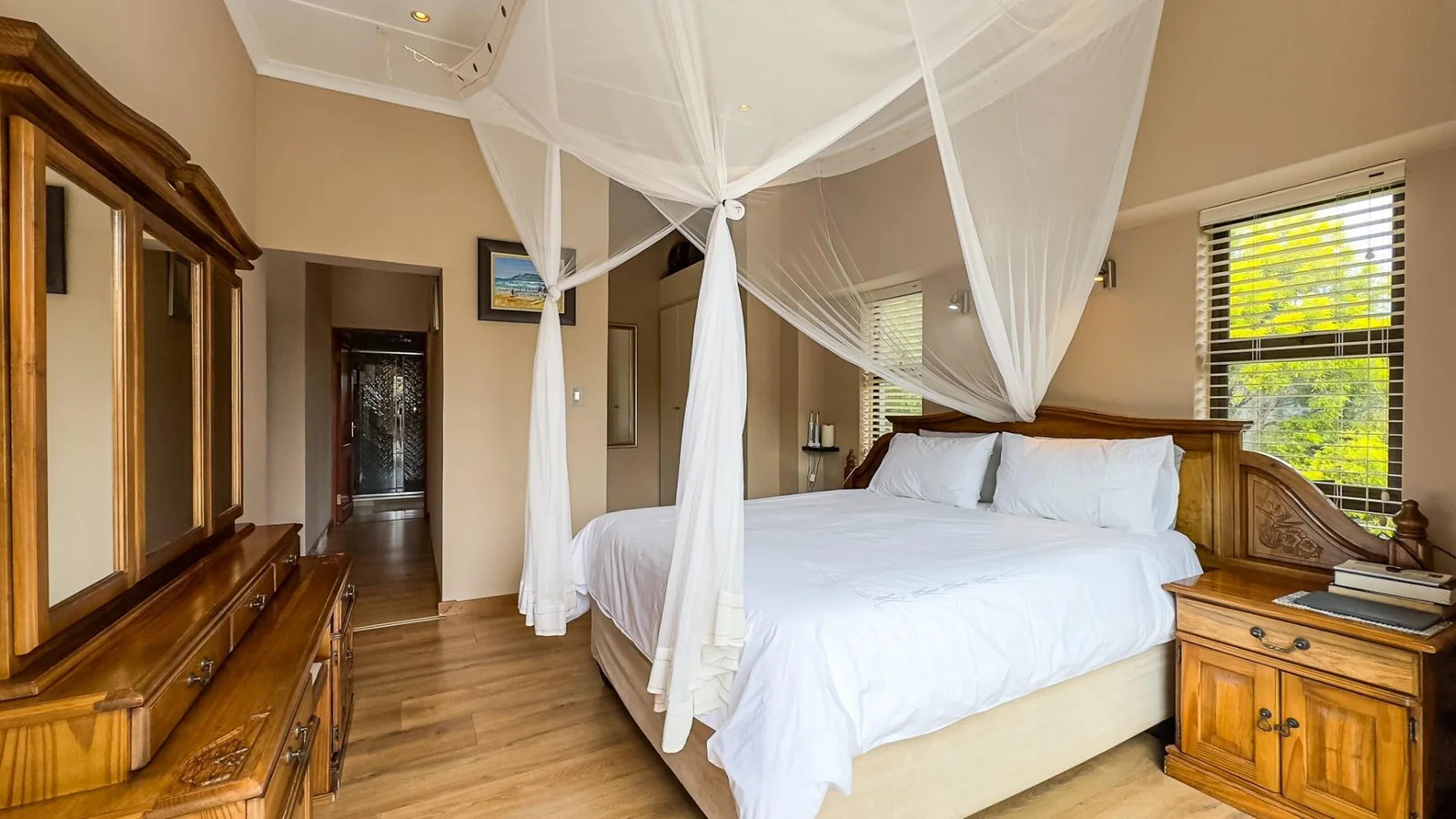 NEAT FAMILY HOME LOCATED IN A QUIET CUL-DE-SAC:   NEAR AN ACCESS GATE <br/>IN MIDSTREAM PROPER, YOU WILL BE AMAZED AT THE SPACE OF THE GARDENS.