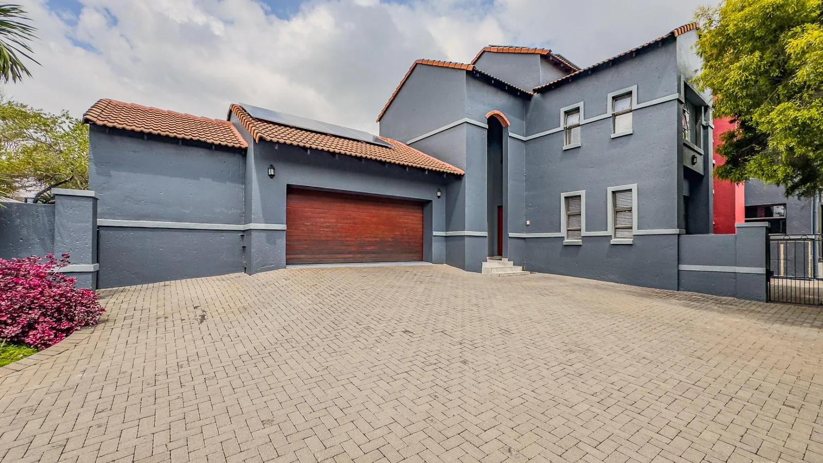 NEAT FAMILY HOME LOCATED IN A QUIET CUL-DE-SAC:   NEAR AN ACCESS GATE <br/>IN MIDSTREAM PROPER, YOU WILL BE AMAZED AT THE SPACE OF THE GARDENS.