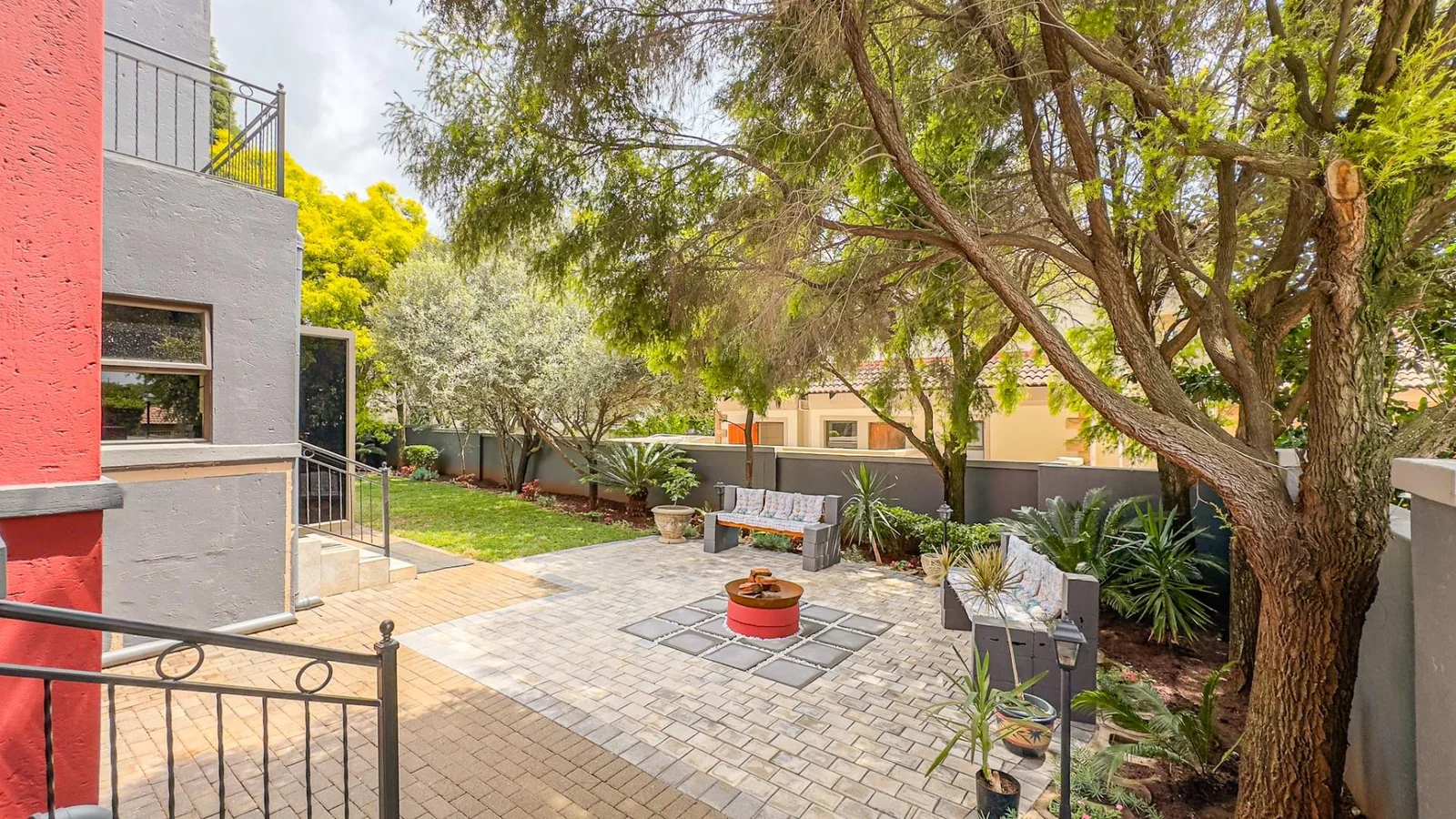 NEAT FAMILY HOME LOCATED IN A QUIET CUL-DE-SAC:   NEAR AN ACCESS GATE <br/>IN MIDSTREAM PROPER, YOU WILL BE AMAZED AT THE SPACE OF THE GARDENS.