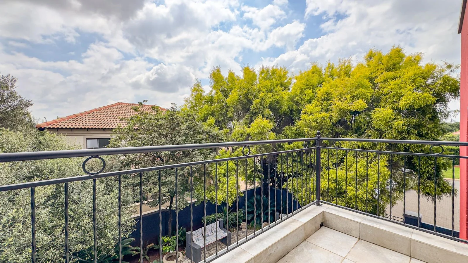 NEAT FAMILY HOME LOCATED IN A QUIET CUL-DE-SAC:   NEAR AN ACCESS GATE <br/>IN MIDSTREAM PROPER, YOU WILL BE AMAZED AT THE SPACE OF THE GARDENS.