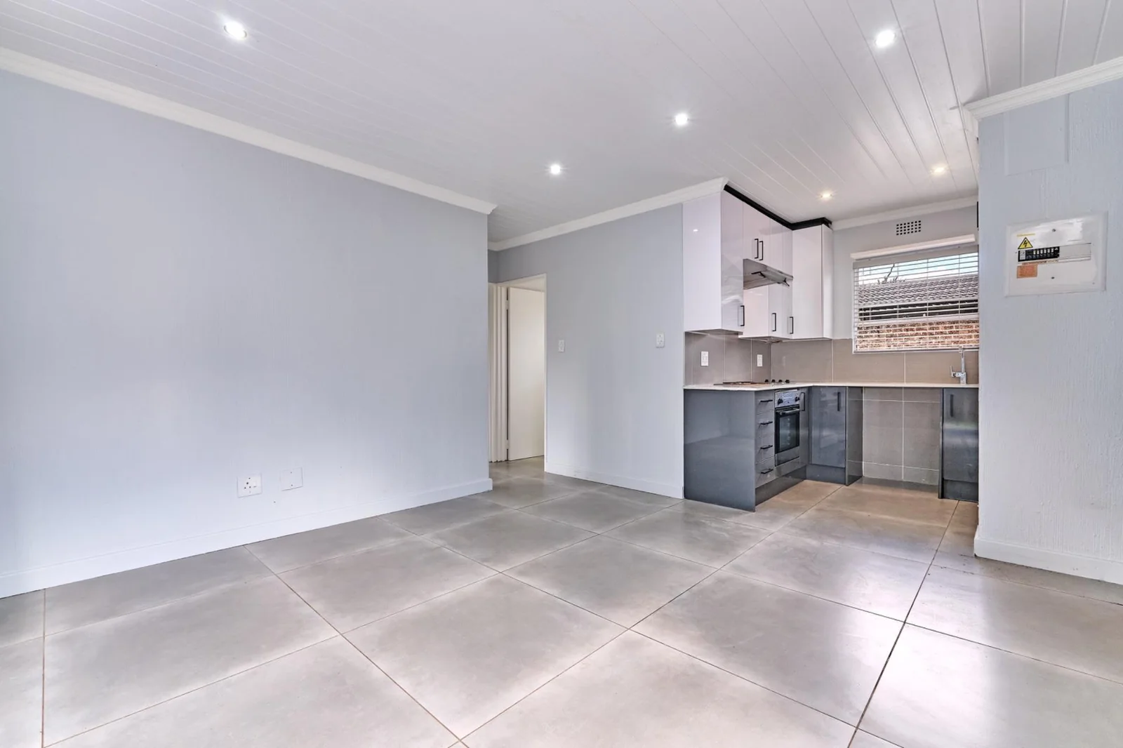 Modern, Sunlit 2 Bedroom,1 Bathroom  Simplex in a Sought-After Fairland Complex.