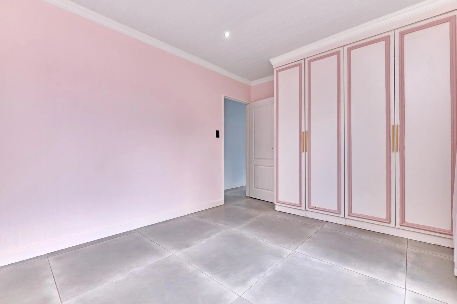 Modern, Sunlit 2 Bedroom,1 Bathroom  Simplex in a Sought-After Fairland Complex.