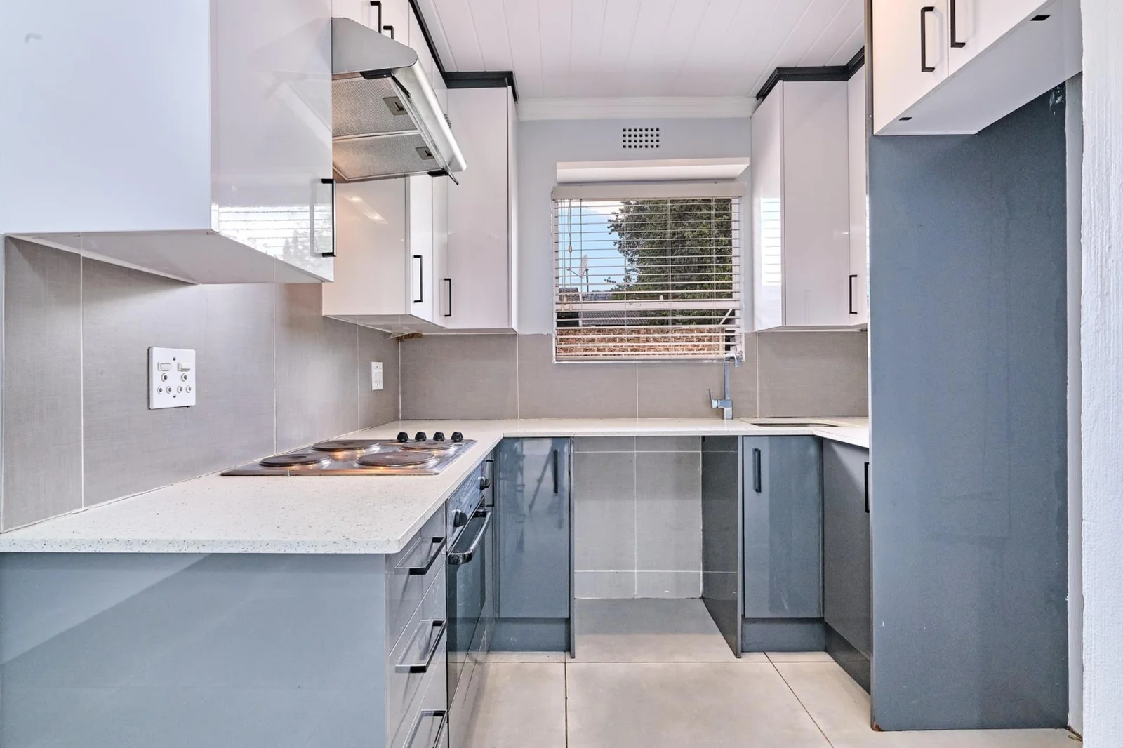 Modern, Sunlit 2 Bedroom,1 Bathroom  Simplex in a Sought-After Fairland Complex.