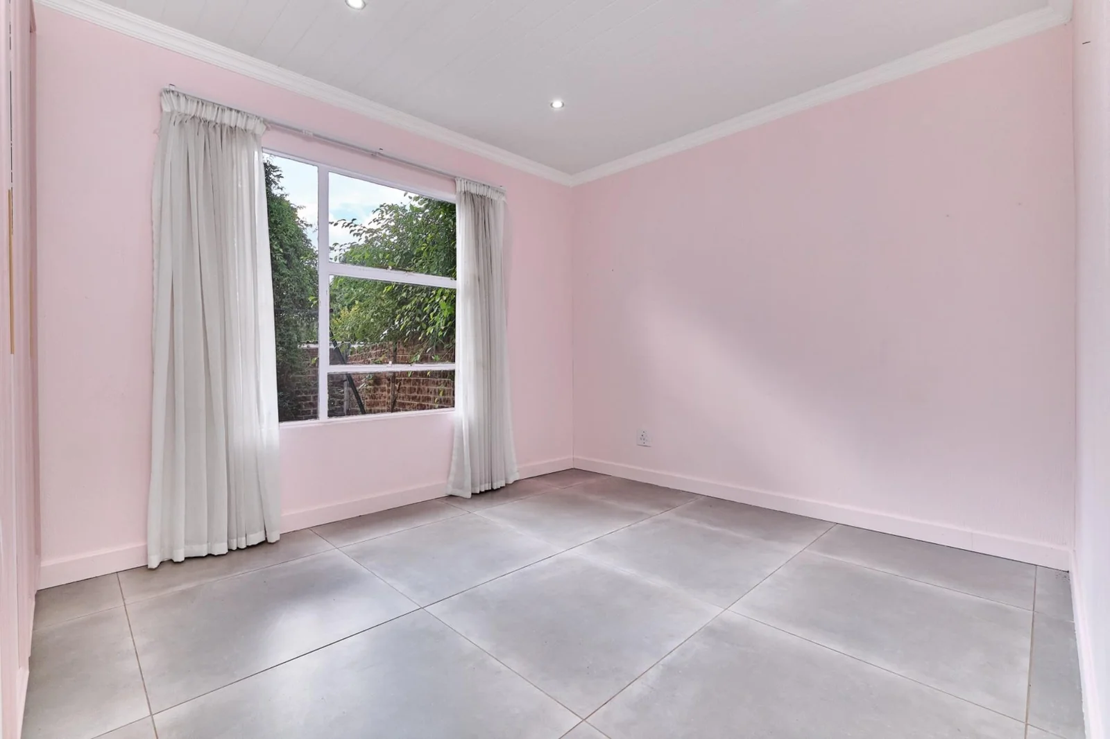 Modern, Sunlit 2 Bedroom,1 Bathroom  Simplex in a Sought-After Fairland Complex.