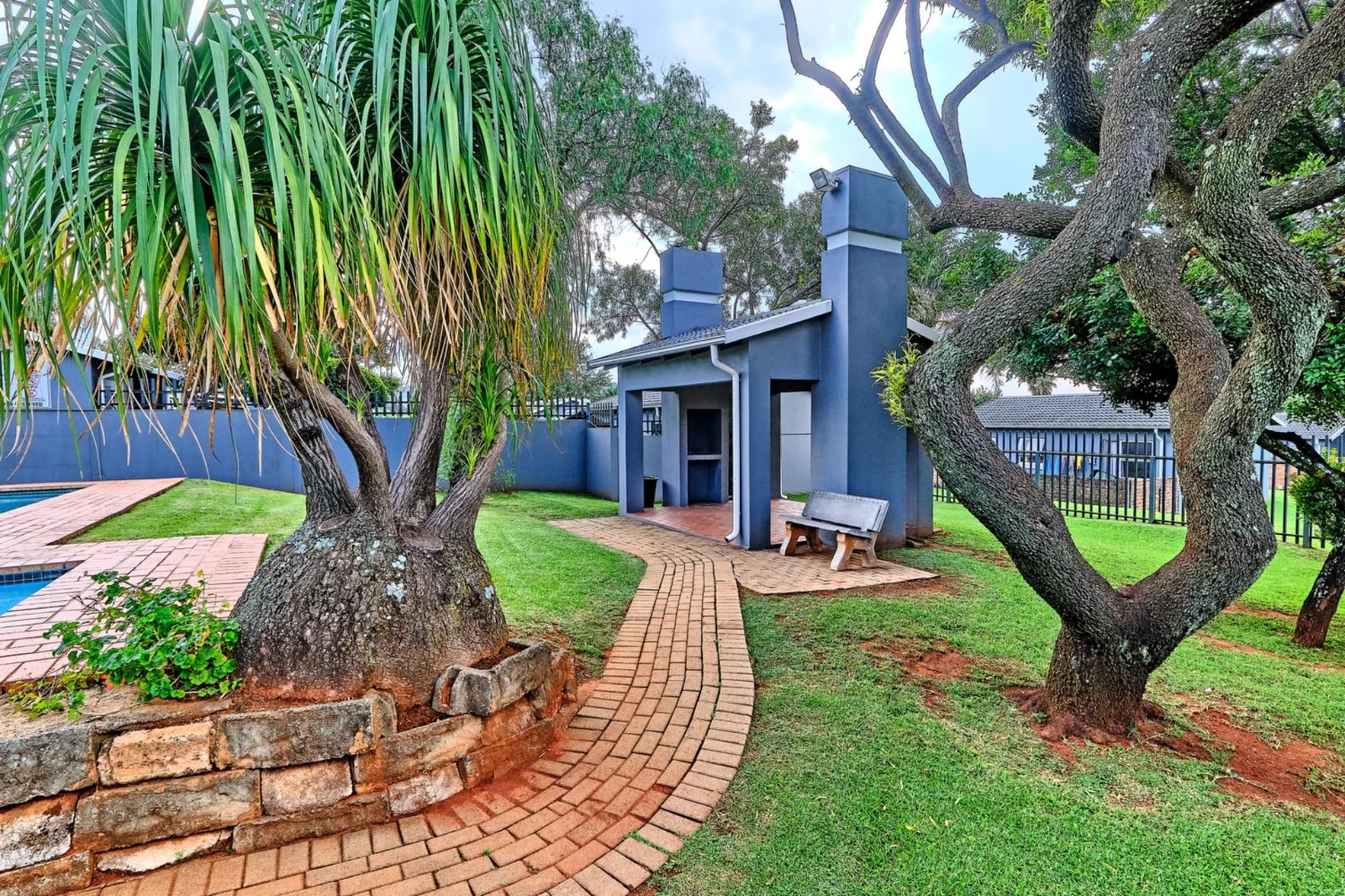 Modern, Sunlit 2 Bedroom,1 Bathroom  Simplex in a Sought-After Fairland Complex.