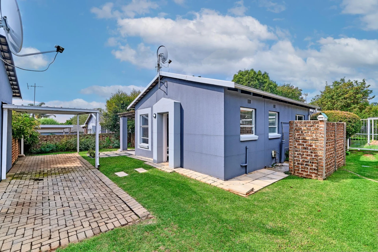 Modern, Sunlit 2 Bedroom,1 Bathroom  Simplex in a Sought-After Fairland Complex.