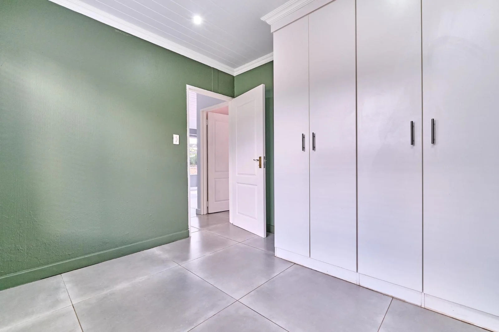 Modern, Sunlit 2 Bedroom,1 Bathroom  Simplex in a Sought-After Fairland Complex.