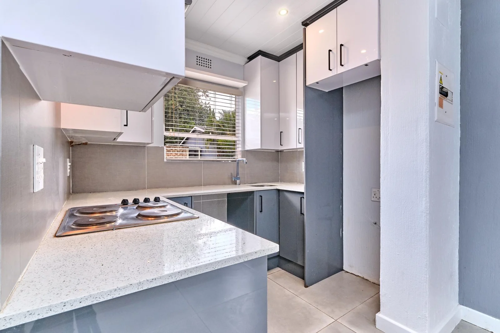 Modern, Sunlit 2 Bedroom,1 Bathroom  Simplex in a Sought-After Fairland Complex.