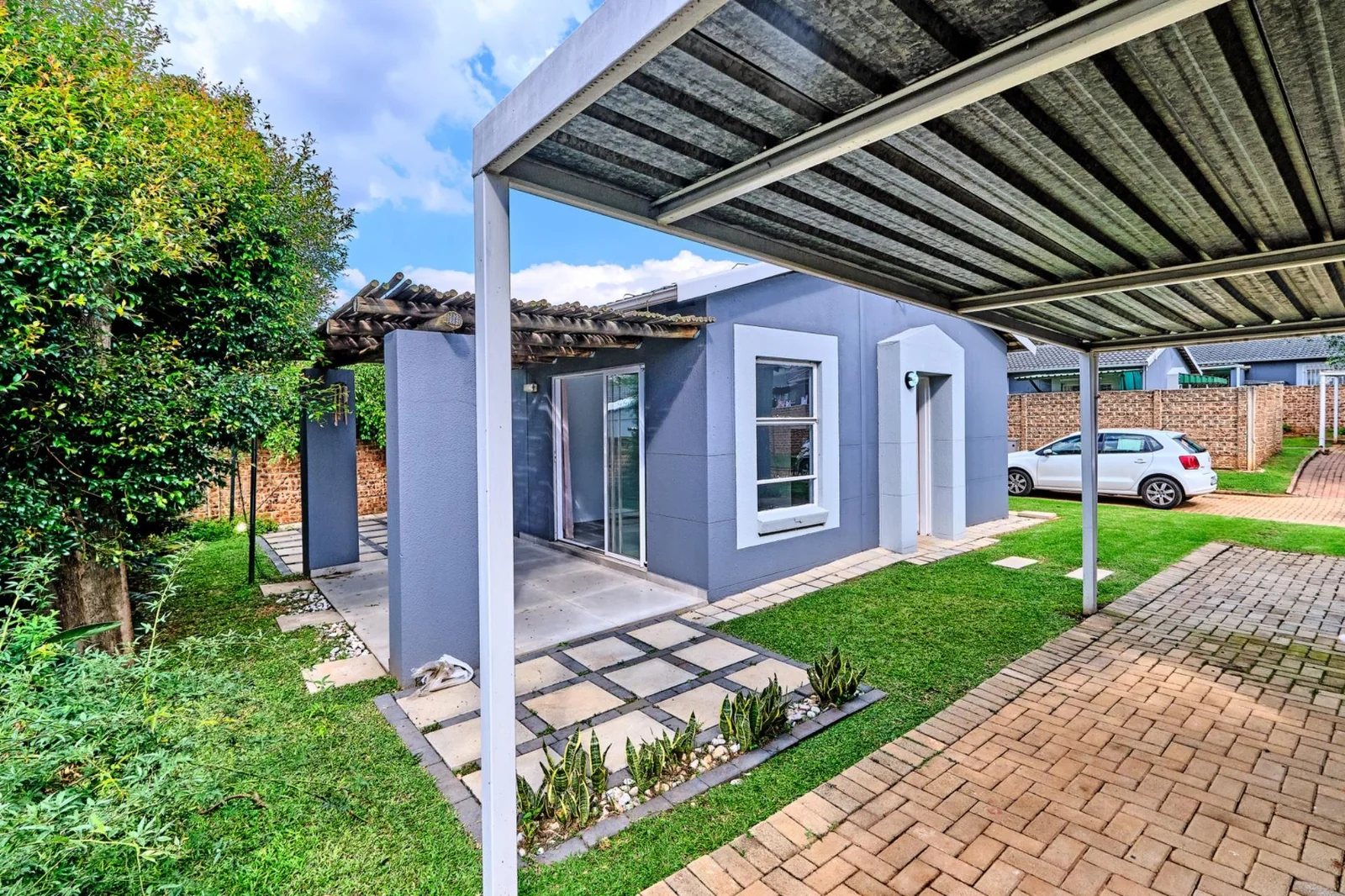 Modern, Sunlit 2 Bedroom,1 Bathroom  Simplex in a Sought-After Fairland Complex.