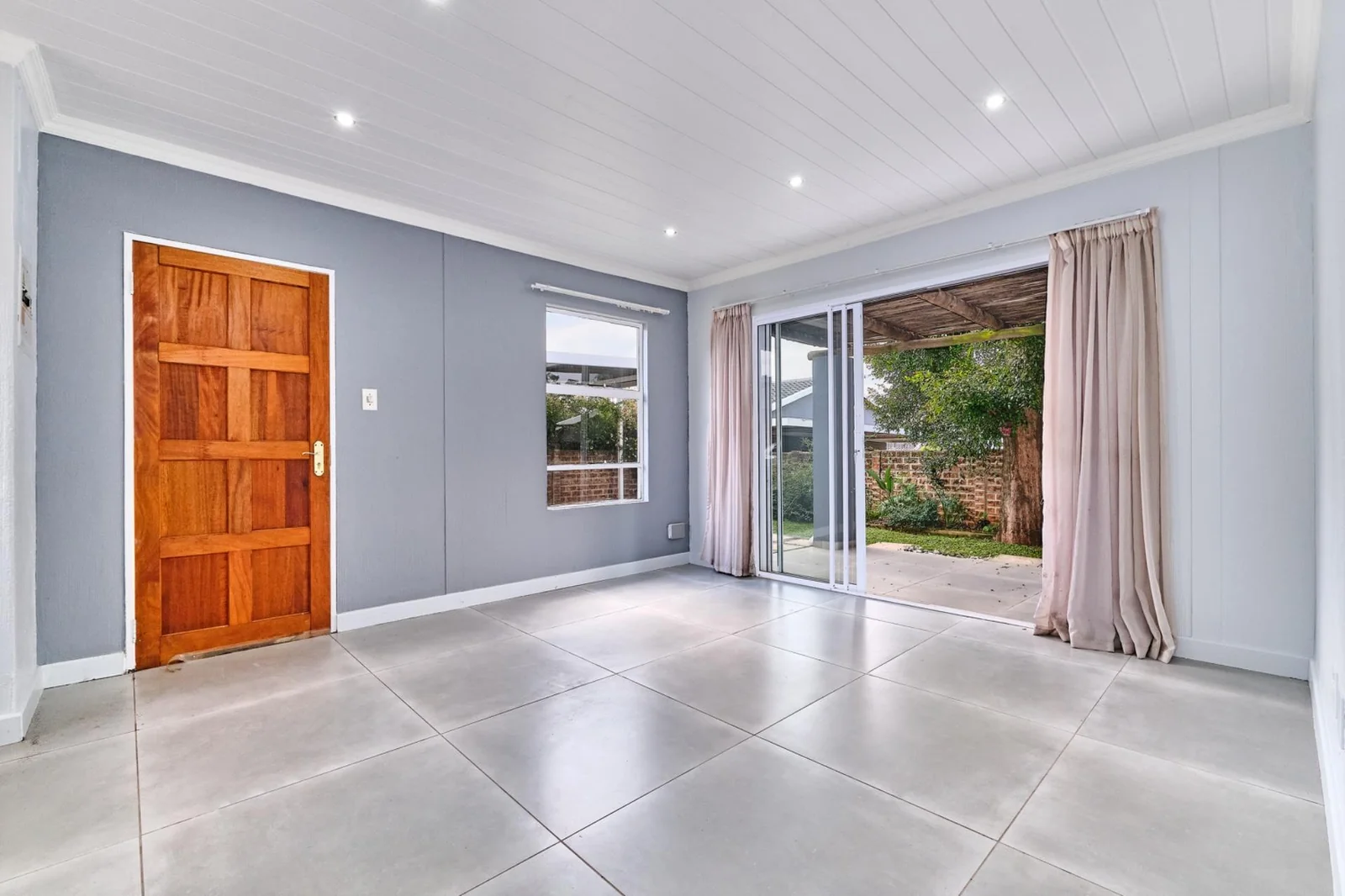 Modern, Sunlit 2 Bedroom,1 Bathroom  Simplex in a Sought-After Fairland Complex.