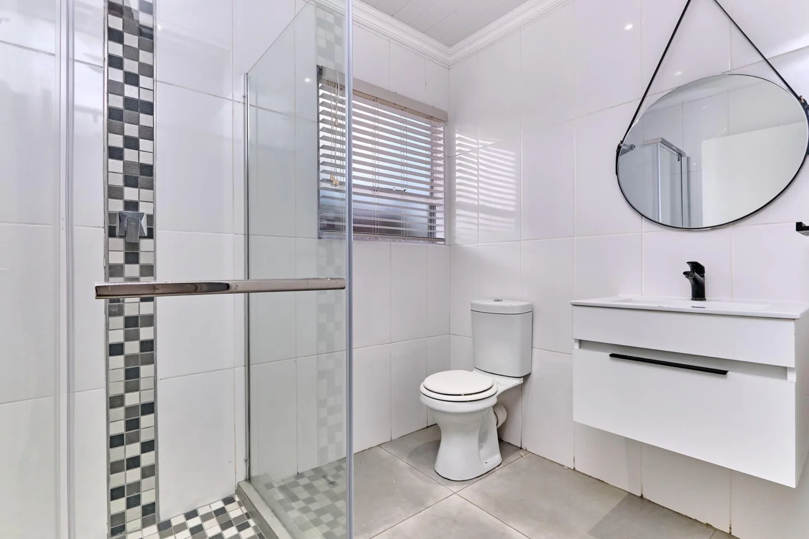 Modern, Sunlit 2 Bedroom,1 Bathroom  Simplex in a Sought-After Fairland Complex.