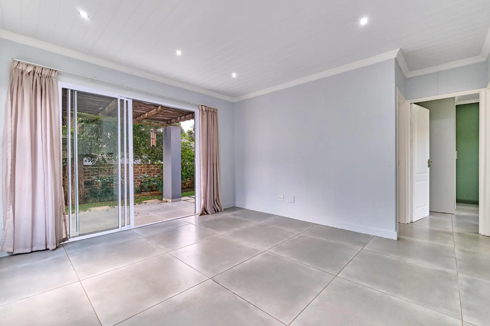 Modern, Sunlit 2 Bedroom,1 Bathroom  Simplex in a Sought-After Fairland Complex.