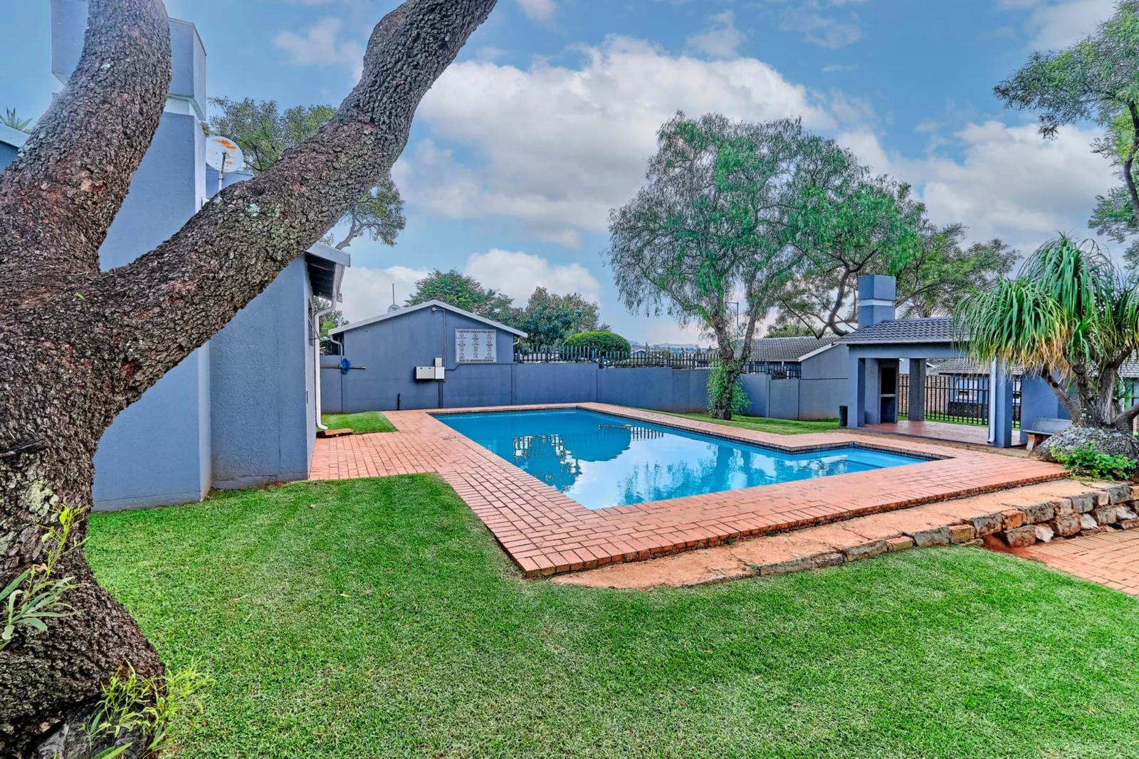 Modern, Sunlit 2 Bedroom,1 Bathroom  Simplex in a Sought-After Fairland Complex.