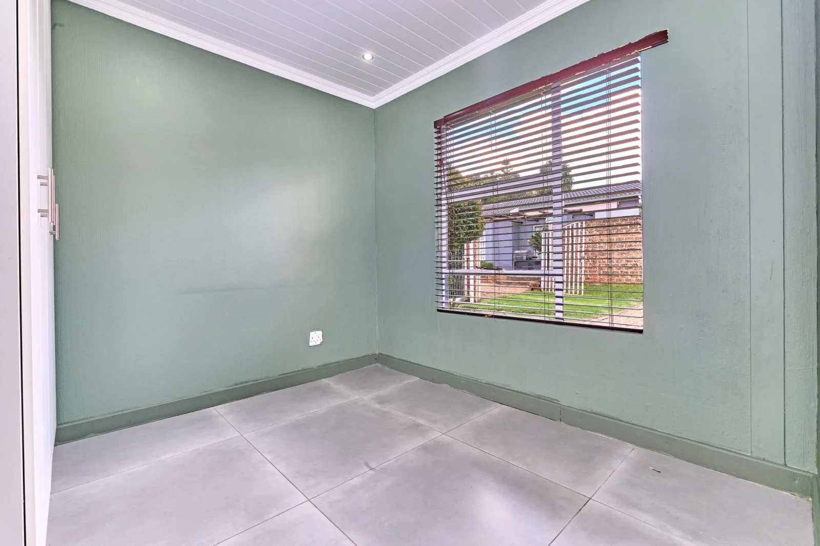 Modern, Sunlit 2 Bedroom,1 Bathroom  Simplex in a Sought-After Fairland Complex.