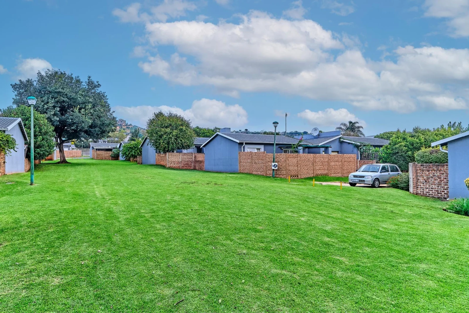 Modern, Sunlit 2 Bedroom,1 Bathroom  Simplex in a Sought-After Fairland Complex.