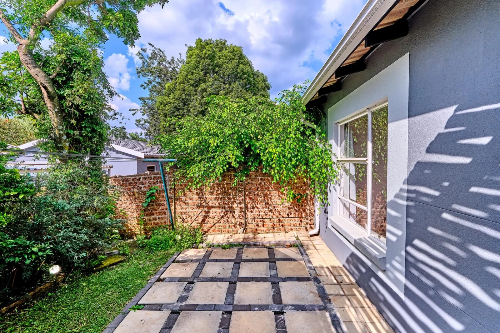 Modern, Sunlit 2 Bedroom,1 Bathroom  Simplex in a Sought-After Fairland Complex.