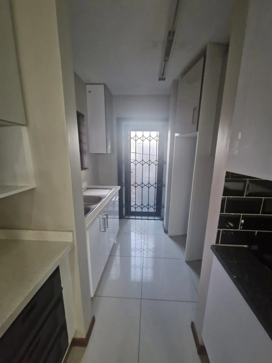 Introducing a modern, move-in ready rental property in Glen Marais.