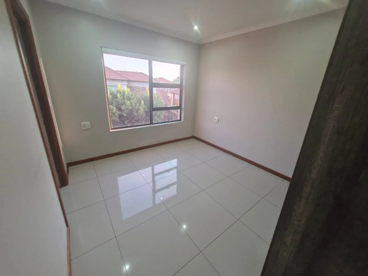 Introducing a modern, move-in ready rental property in Glen Marais.