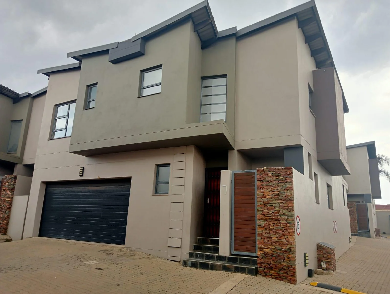 Introducing a modern, move-in ready rental property in Glen Marais.