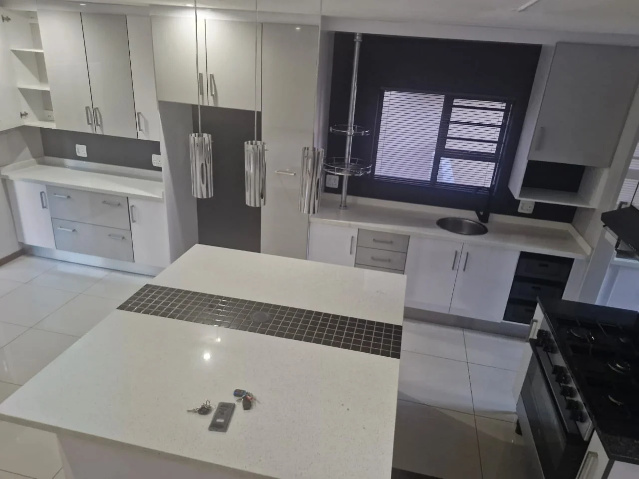 Introducing a modern, move-in ready rental property in Glen Marais.