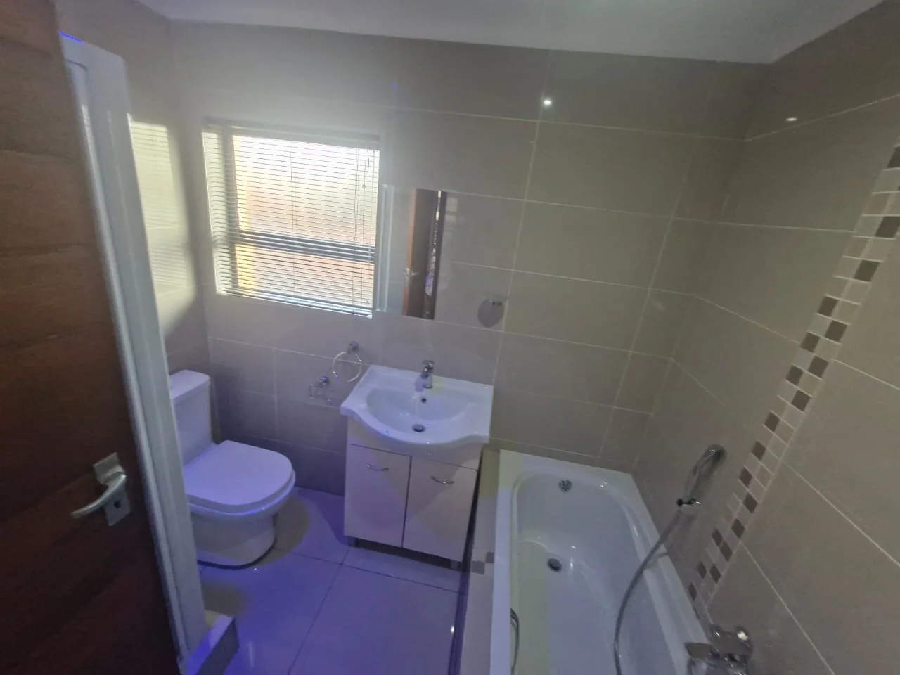 Introducing a modern, move-in ready rental property in Glen Marais.