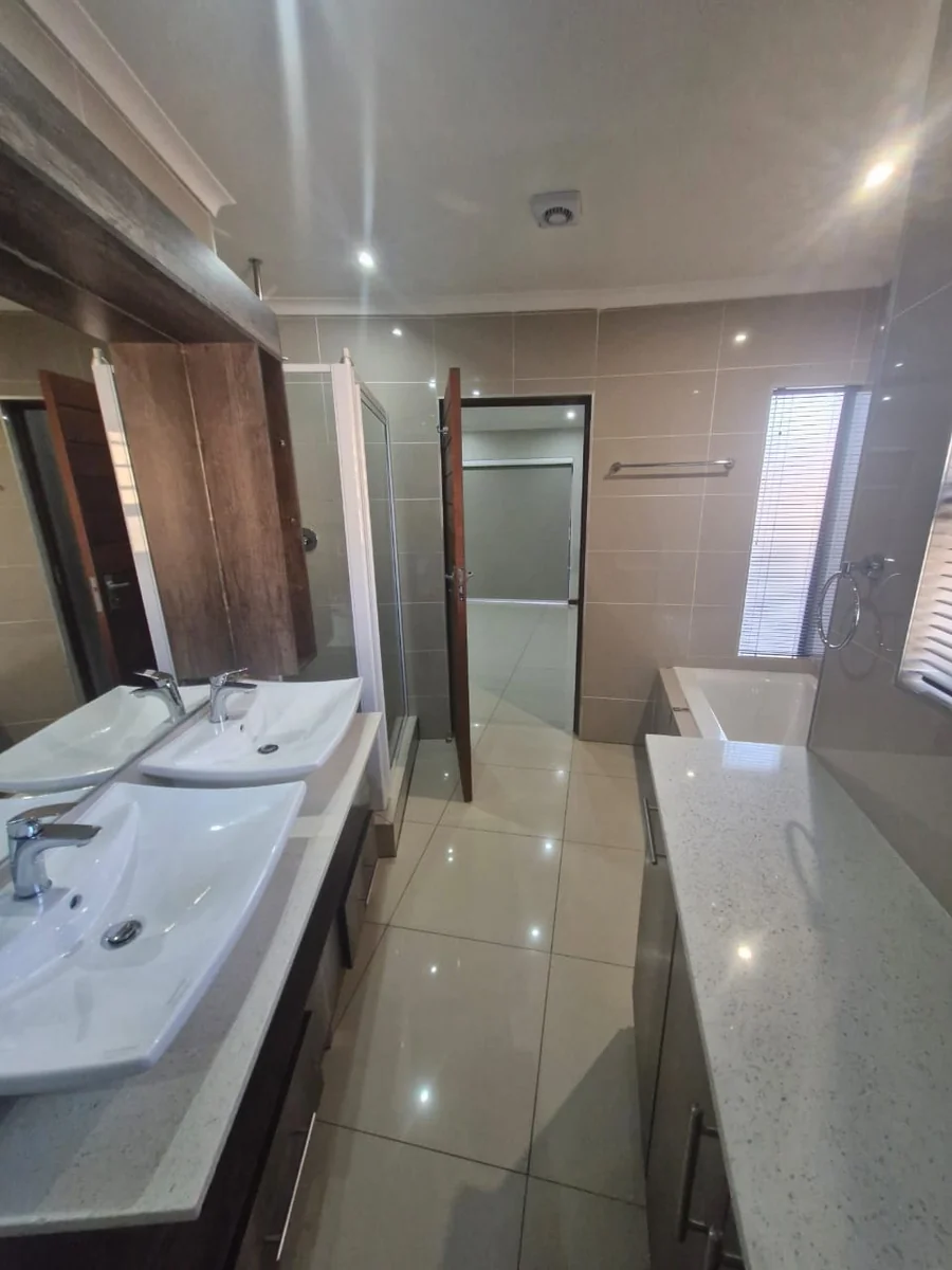 Introducing a modern, move-in ready rental property in Glen Marais.