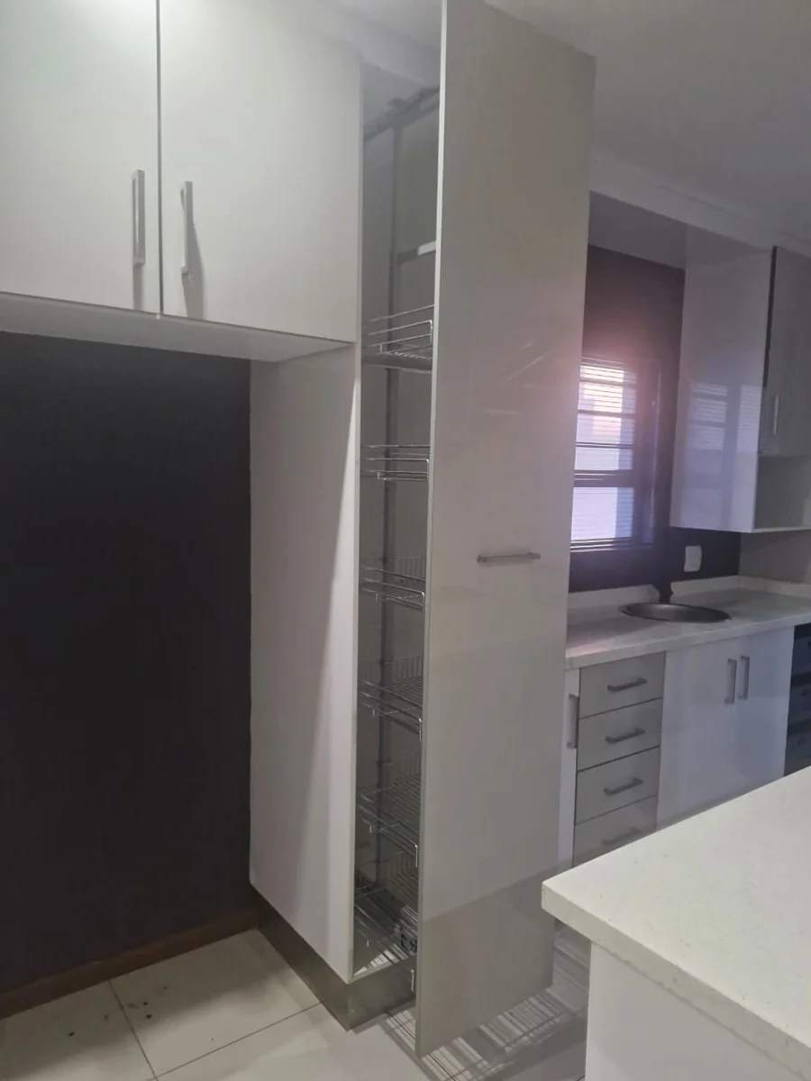 Introducing a modern, move-in ready rental property in Glen Marais.