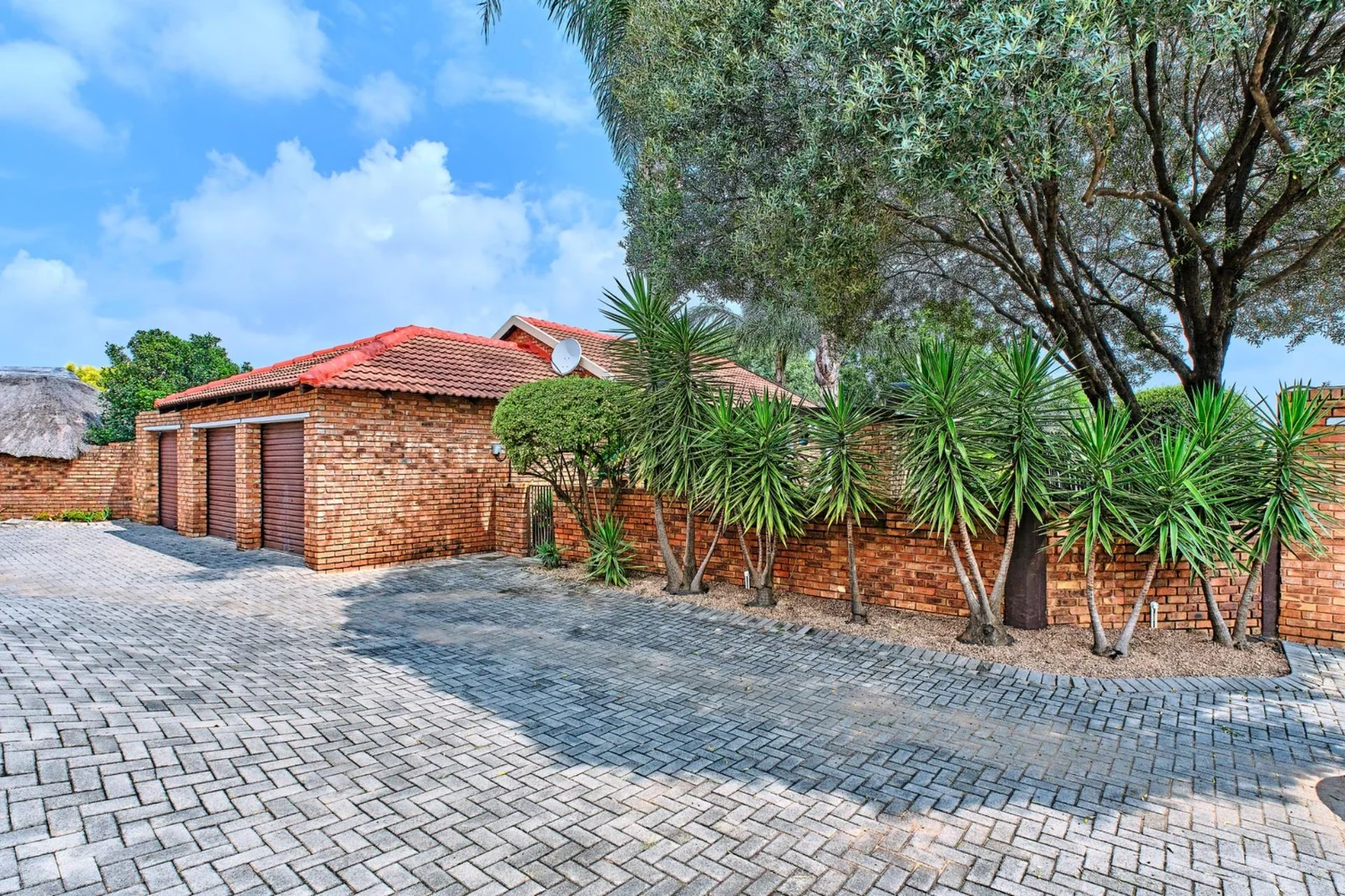Modern 2 bedroom, 2 bathroom pet friendly townhouse for sale in Radiokop