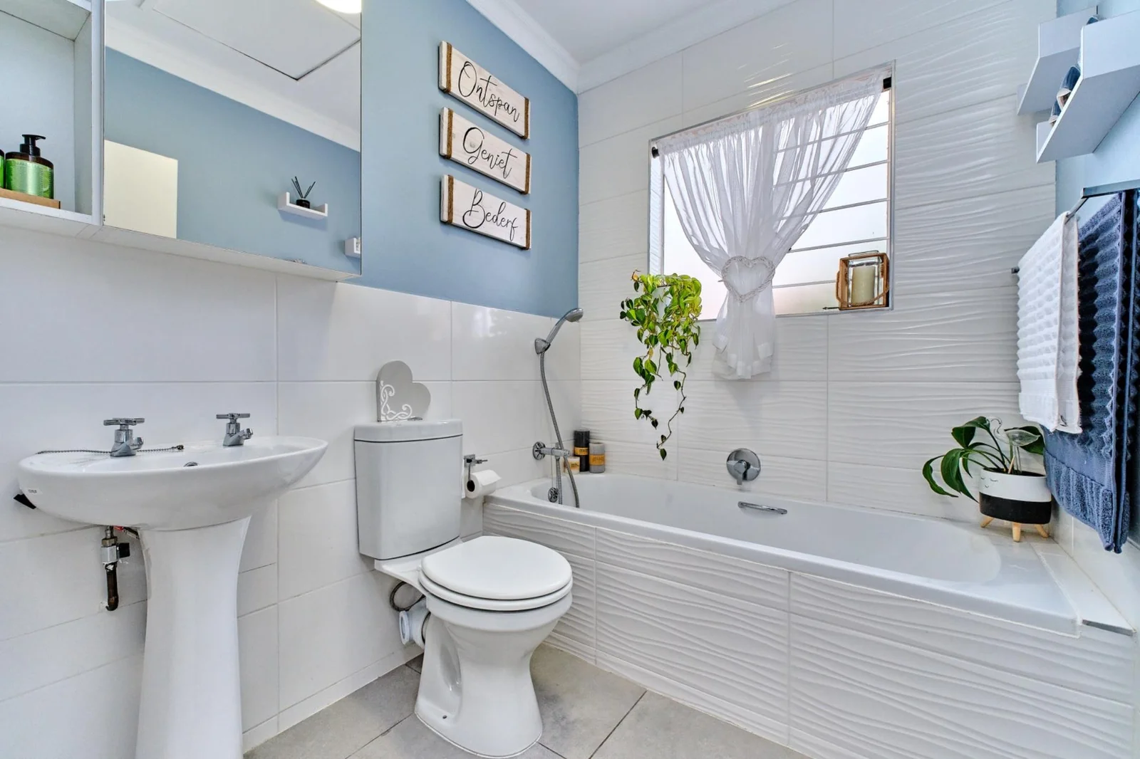 Modern 2 bedroom, 2 bathroom pet friendly townhouse for sale in Radiokop