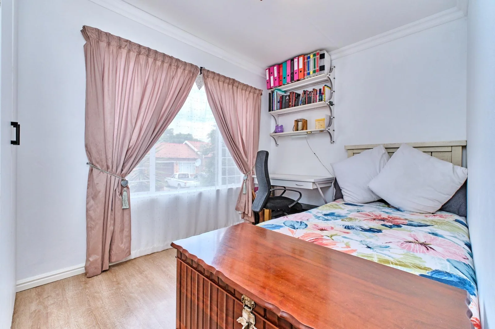 Modern 2 bedroom, 2 bathroom pet friendly townhouse for sale in Radiokop