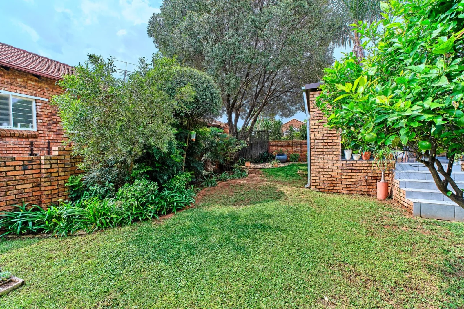 Modern 2 bedroom, 2 bathroom pet friendly townhouse for sale in Radiokop