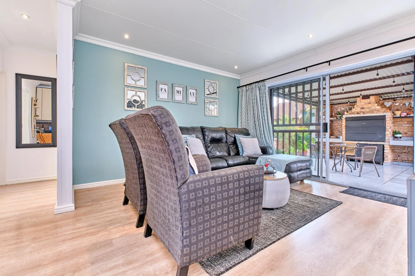 Modern 2 bedroom, 2 bathroom pet friendly townhouse for sale in Radiokop