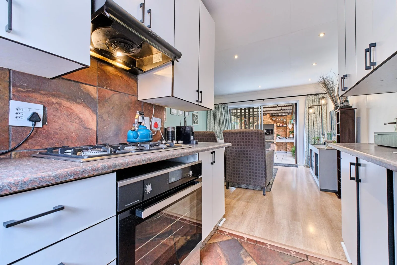 Modern 2 bedroom, 2 bathroom pet friendly townhouse for sale in Radiokop