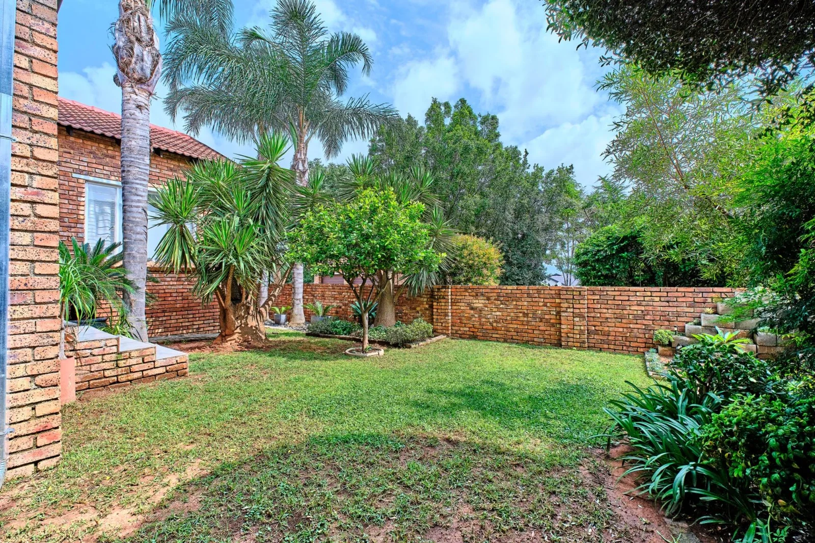 Modern 2 bedroom, 2 bathroom pet friendly townhouse for sale in Radiokop